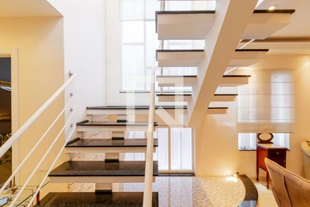 Escadas de casa à venda com 5 quartos, 360m² em Jardim da Saúde, São Paulo
