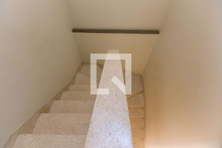 Casa para alugar com 100m², 2 quartos e 1 vagaEscada 