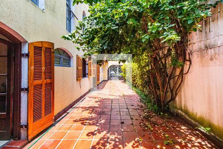 Casa à venda com 450m², 6 quartos e 6 vagas Casa à venda com 450m², 6 quartos e 6 vagasCorredor lateral