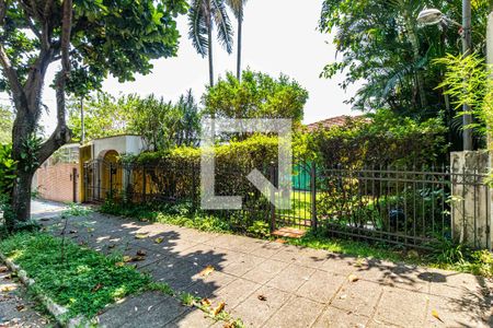 Casa à venda com 450m², 6 quartos e 6 vagas Casa à venda com 450m², 6 quartos e 6 vagasFachada