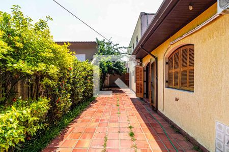 Casa à venda com 450m², 6 quartos e 6 vagas Casa à venda com 450m², 6 quartos e 6 vagasCorredor lateral