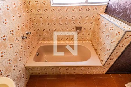 Casa à venda com 450m², 6 quartos e 6 vagas Casa à venda com 450m², 6 quartos e 6 vagasBanheiro social 02