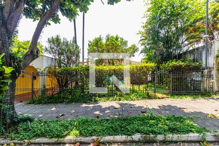 Casa à venda com 450m², 6 quartos e 6 vagas Casa à venda com 450m², 6 quartos e 6 vagasFachada