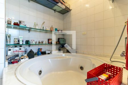 Apartamento à venda com 238m², 4 quartos e 2 vagasBanheiro da Suíte 2 - Jacuzzi