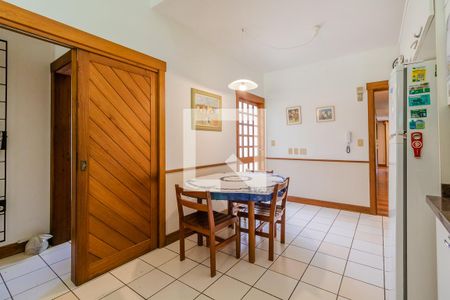 Casa à venda com 427m², 4 quartos e 4 vagasCozinha