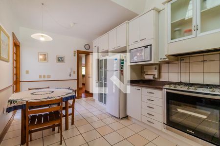 Casa à venda com 427m², 4 quartos e 4 vagasCozinha