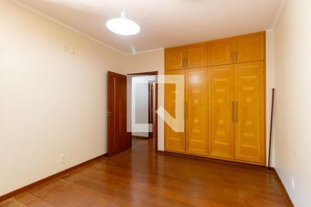 Casa à venda com 299m², 4 quartos e 3 vagas Casa à venda com 299m², 4 quartos e 3 vagasQuarto 3