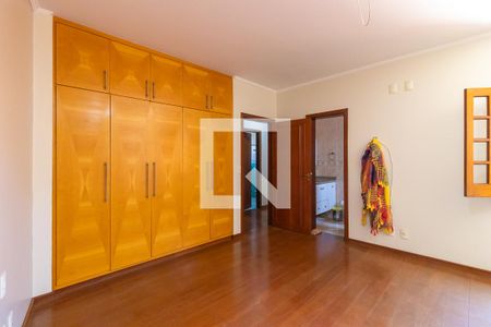 Casa à venda com 299m², 4 quartos e 3 vagas Casa à venda com 299m², 4 quartos e 3 vagasQuarto da suíte 2