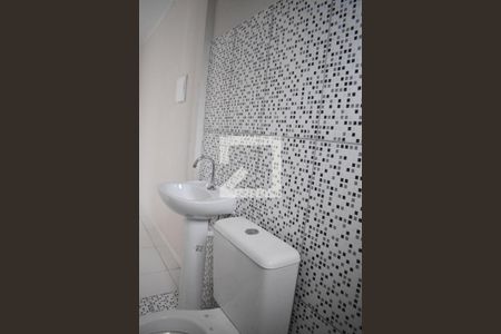 Banheiro de kitnet/studio para alugar com 1 quarto, 20m² em Centro, Curitiba