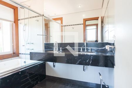 Casa de condomínio à venda com 340m², 4 quartos e 2 vagas Casa de condomínio à venda com 340m², 4 quartos e 2 vagasBanheiro suite 2