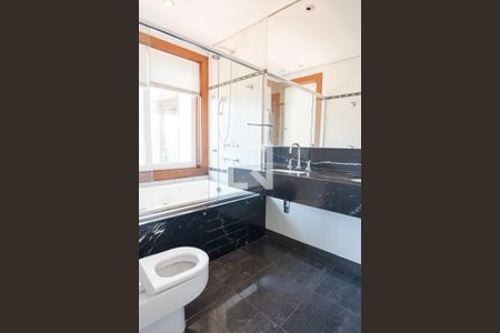 Casa de condomínio à venda com 340m², 4 quartos e 2 vagas Casa de condomínio à venda com 340m², 4 quartos e 2 vagasBanheiro suite 2