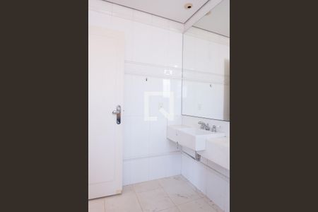 Casa de condomínio à venda com 340m², 4 quartos e 2 vagas Casa de condomínio à venda com 340m², 4 quartos e 2 vagasBanheiro da Suíte 3