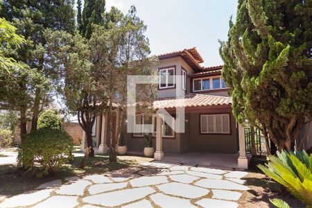 Casa de condomínio à venda com 340m², 4 quartos e 2 vagas Casa de condomínio à venda com 340m², 4 quartos e 2 vagasfachada