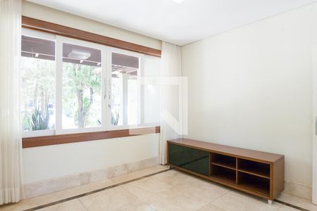 Casa de condomínio à venda com 340m², 4 quartos e 2 vagas Casa de condomínio à venda com 340m², 4 quartos e 2 vagasSala de TV