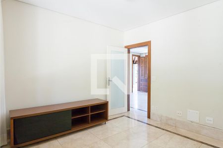 Sala de TV de casa de condomínio à venda com 4 quartos, 340m² em Centro, Nova Lima