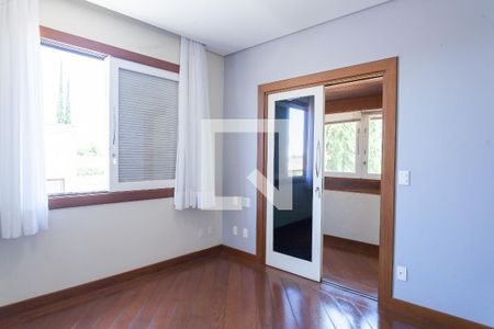 Casa de condomínio à venda com 340m², 4 quartos e 2 vagas Casa de condomínio à venda com 340m², 4 quartos e 2 vagassuite 3