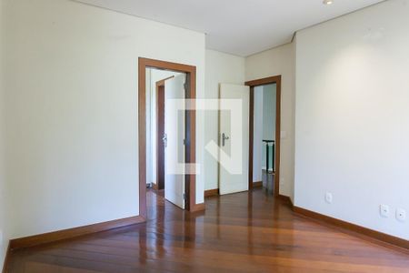 Casa de condomínio à venda com 340m², 4 quartos e 2 vagas Casa de condomínio à venda com 340m², 4 quartos e 2 vagassuite 2