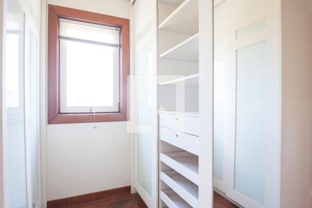 Casa de condomínio à venda com 340m², 4 quartos e 2 vagas Casa de condomínio à venda com 340m², 4 quartos e 2 vagasCloset da suíte 2