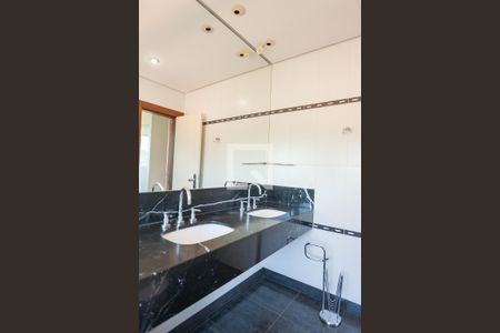 Casa de condomínio à venda com 340m², 4 quartos e 2 vagas Casa de condomínio à venda com 340m², 4 quartos e 2 vagasBanheiro suite 2