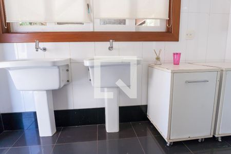 Casa de condomínio à venda com 340m², 4 quartos e 2 vagas Casa de condomínio à venda com 340m², 4 quartos e 2 vagasÁrea de Serviço