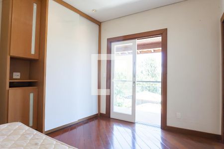 Casa de condomínio à venda com 340m², 4 quartos e 2 vagas Casa de condomínio à venda com 340m², 4 quartos e 2 vagassuite 1