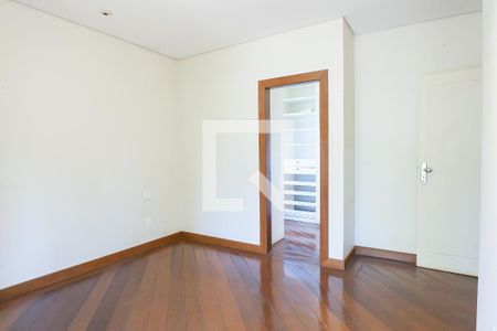 Casa de condomínio à venda com 340m², 4 quartos e 2 vagas Casa de condomínio à venda com 340m², 4 quartos e 2 vagassuite 2