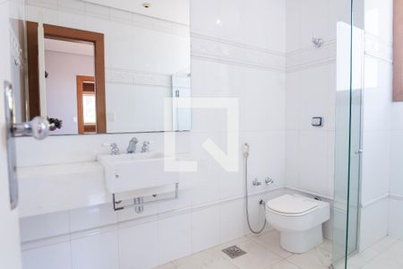Casa de condomínio à venda com 340m², 4 quartos e 2 vagas Casa de condomínio à venda com 340m², 4 quartos e 2 vagasBanheiro da Suíte 3