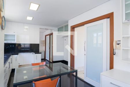 Casa de condomínio à venda com 340m², 4 quartos e 2 vagas Casa de condomínio à venda com 340m², 4 quartos e 2 vagasCozinha