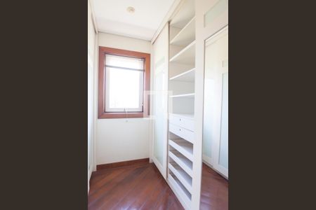 Casa de condomínio à venda com 340m², 4 quartos e 2 vagas Casa de condomínio à venda com 340m², 4 quartos e 2 vagasCloset da suíte 2