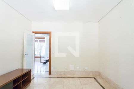 Casa de condomínio à venda com 340m², 4 quartos e 2 vagas Casa de condomínio à venda com 340m², 4 quartos e 2 vagasSala de TV