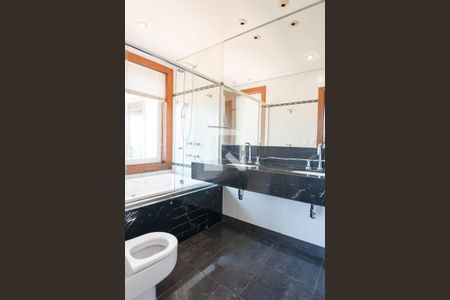 Casa de condomínio à venda com 340m², 4 quartos e 2 vagas Casa de condomínio à venda com 340m², 4 quartos e 2 vagasBanheiro suite 2
