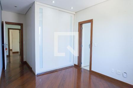 Casa de condomínio à venda com 340m², 4 quartos e 2 vagas Casa de condomínio à venda com 340m², 4 quartos e 2 vagassuite 3