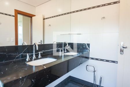 Casa de condomínio à venda com 340m², 4 quartos e 2 vagas Casa de condomínio à venda com 340m², 4 quartos e 2 vagasBanheiro suite 2