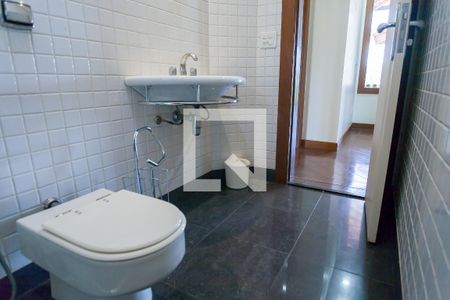 Casa de condomínio à venda com 340m², 4 quartos e 2 vagas Casa de condomínio à venda com 340m², 4 quartos e 2 vagasBanheiro Social