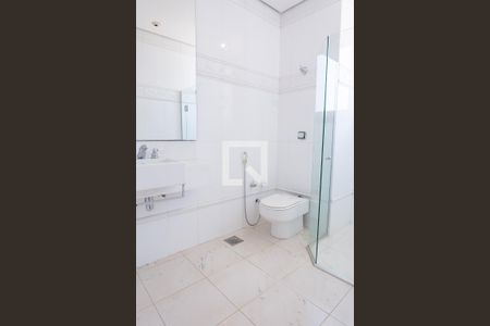Casa de condomínio à venda com 340m², 4 quartos e 2 vagas Casa de condomínio à venda com 340m², 4 quartos e 2 vagasBanheiro da Suíte 3