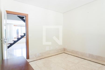 Casa de condomínio à venda com 340m², 4 quartos e 2 vagas Casa de condomínio à venda com 340m², 4 quartos e 2 vagasSala de TV