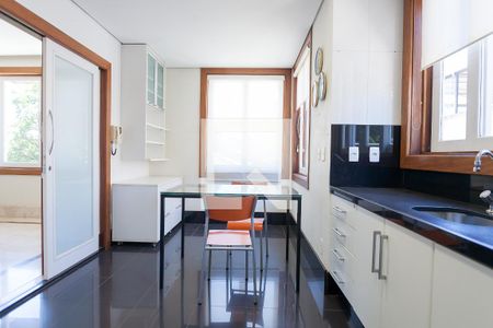 Casa de condomínio à venda com 340m², 4 quartos e 2 vagas Casa de condomínio à venda com 340m², 4 quartos e 2 vagasCozinha