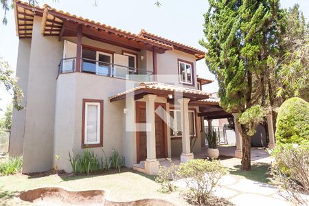 Casa de condomínio à venda com 340m², 4 quartos e 2 vagas Casa de condomínio à venda com 340m², 4 quartos e 2 vagasfachada