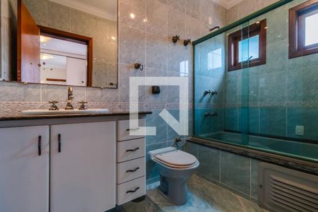 Casa de condomínio à venda com 437m², 4 quartos e 5 vagasBanheiro da Suíte 2