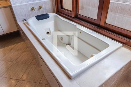 Casa de condomínio à venda com 437m², 4 quartos e 5 vagasBanheiro da Suíte 4