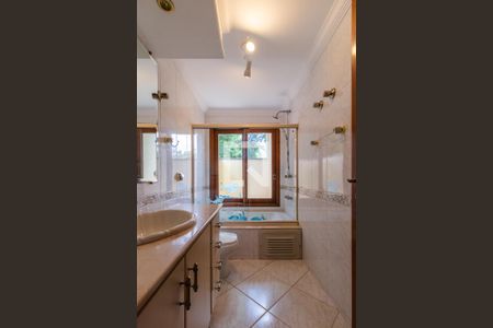 Casa de condomínio à venda com 437m², 4 quartos e 5 vagasBanheiro da Suíte 1