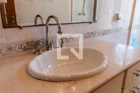 Casa de condomínio à venda com 437m², 4 quartos e 5 vagasBanheiro da Suíte 1