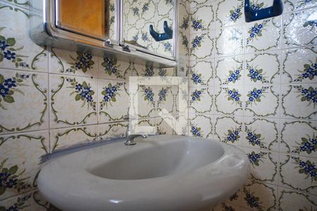 Banheiro de apartamento à venda com 1 quarto, 27m² em Santa Cecília, Porto Alegre
