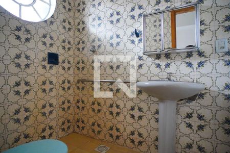Banheiro de apartamento à venda com 1 quarto, 27m² em Santa Cecília, Porto Alegre