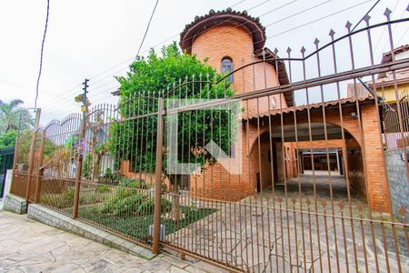 Casa para alugar com 378m², 3 quartos e 6 vagas Casa para alugar com 378m², 3 quartos e 6 vagasFachada