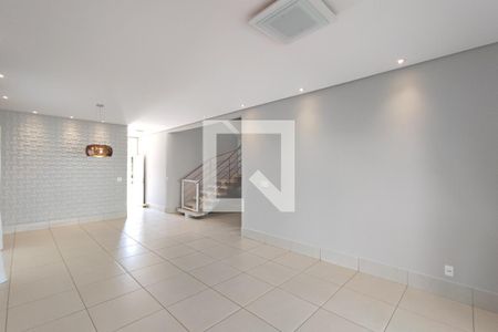 Casa de condomínio para alugar com 237m², 4 quartos e 4 vagasSala de Estar e Jantar