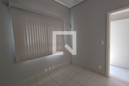 Casa de condomínio para alugar com 237m², 4 quartos e 4 vagasEscritório