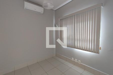 Casa de condomínio para alugar com 237m², 4 quartos e 4 vagasEscritório