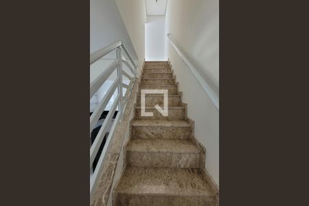 Apartamento para alugar com 140m², 3 quartos e 3 vagas Apartamento para alugar com 140m², 3 quartos e 3 vagasEscada