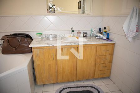 Casa à venda com 340m², 3 quartos e 4 vagasBanheiro do Quarto 1